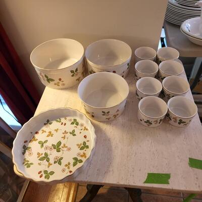 12 Piece Lot Wedgwood Wild Strawberry Oven to Table | EstateSales.org