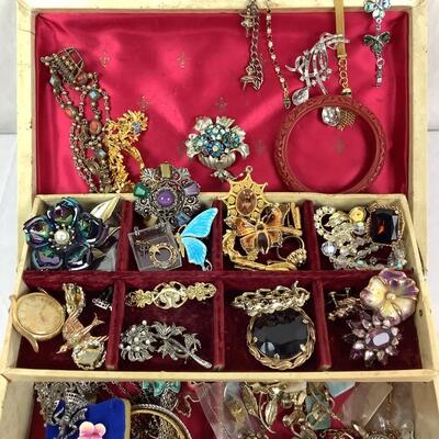 1017 Lot of Vintage Costume Jewelry