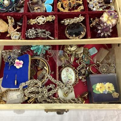 1017 Lot of Vintage Costume Jewelry