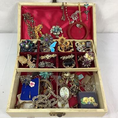 1017 Lot of Vintage Costume Jewelry