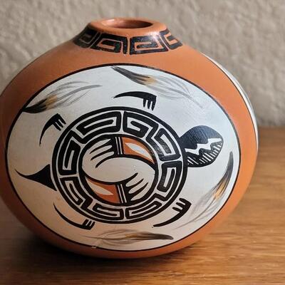 Lot 1: Vintage VANGIE TAFOYA Jemez Pottery - New Mexico