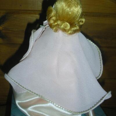 1993 Madame Alexander 8" Wendy Honors Madame 93-9 Limited Production of one year.