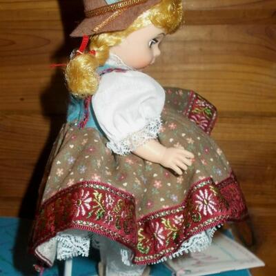 1976 Madame Alexander 8" Austria