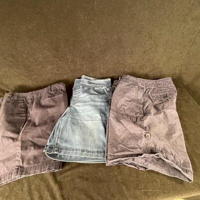 Lot 1  Shorts Size 8