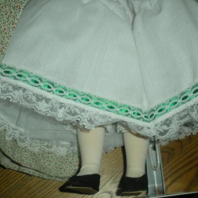 1987 14" Scarlett in her picnic dress #1591 with parasol