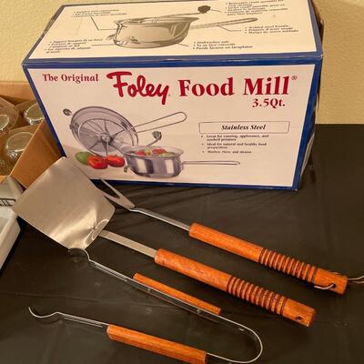 K23-Food mill, grilling utensils, Small jars and silverware tray