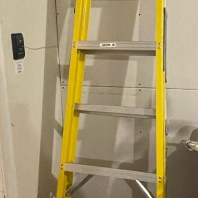 G1-8 foot fiberglass ladder