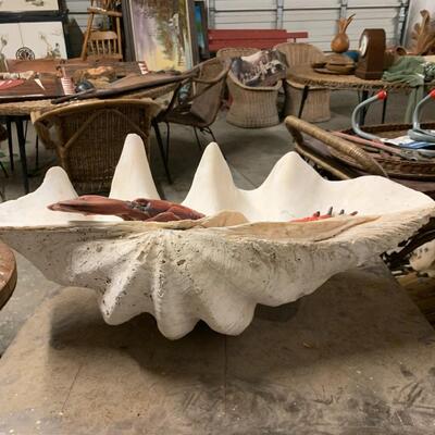 Very large Clam Shell