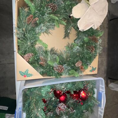 G70-Wreath, hat and garland with ornaments in tote