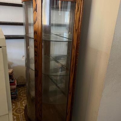 Curvy glass cabinet with 3 glass shelves
