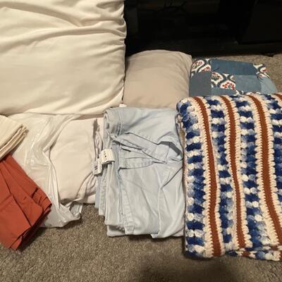 U19-Bedding, blankets, etc and large tote