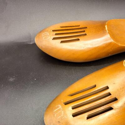 39 - florsheim wood shoe stretchers