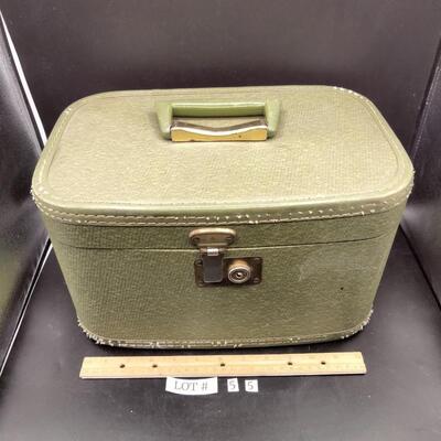 55 - vintage travel makeup case