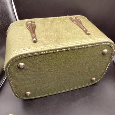55 - vintage travel makeup case