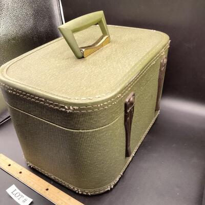 55 - vintage travel makeup case