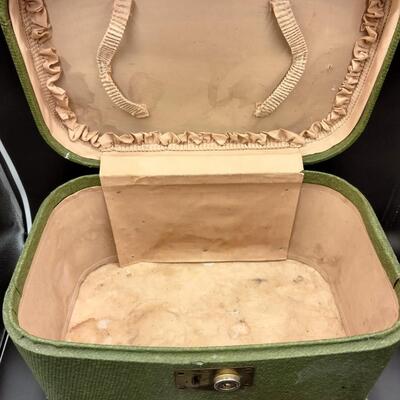 55 - vintage travel makeup case