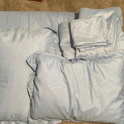 U41-Queen comforter, flat and fitted sheet, two regular pillowcases, two shams and two pillows