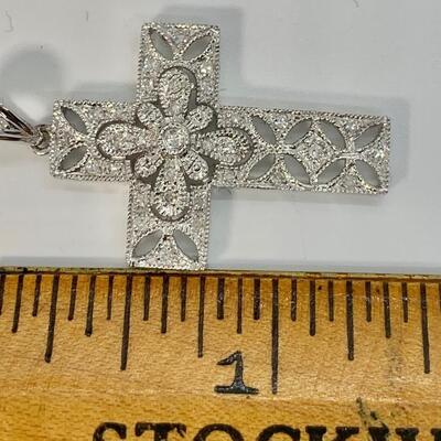 LOTJ28: 4.5g 18K White Gold Diamond Cross Pendant