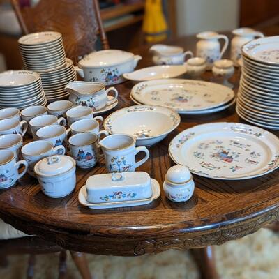 Large lot of International Heartland Dinnerware, I found 1 chip in a plate of 20