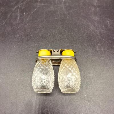 89 - vintage travel salt/pepper shaker