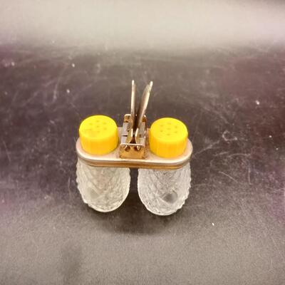 89 - vintage travel salt/pepper shaker