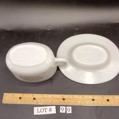 99 - Pyrex Gravy Boat and underplate