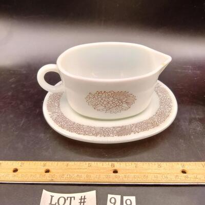 99 - Pyrex Gravy Boat and underplate