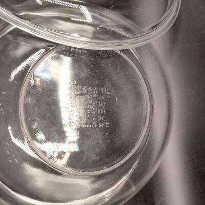 104 - pyrex glass casserole dish with lid