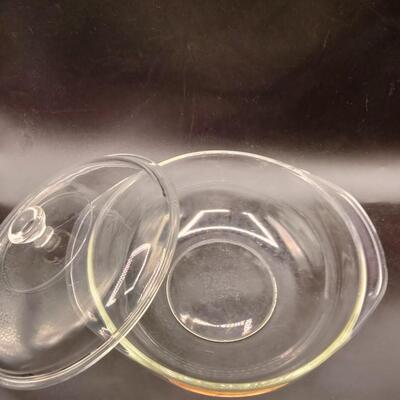 104 - pyrex glass casserole dish with lid
