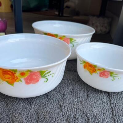 Milk glass nesting bowls