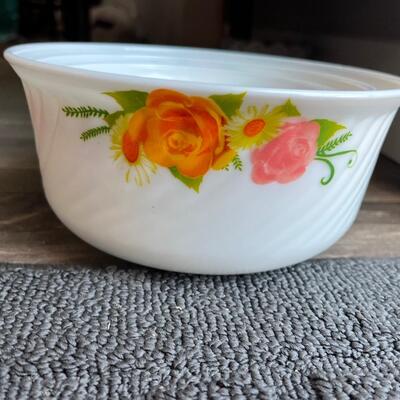 Milk glass nesting bowls