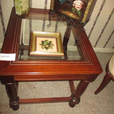 Glasstop End Table w/Decor