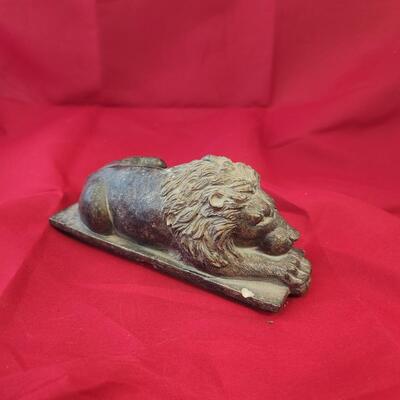 Lion paper weight