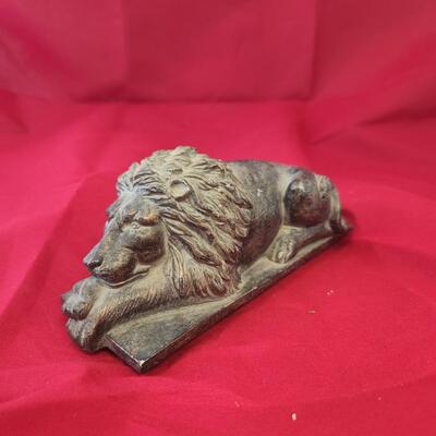 Lion paper weight