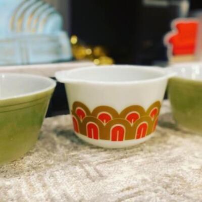 Vintage MCM arches/scales Pyrex bowl