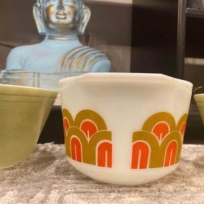 Vintage MCM arches/scales Pyrex bowl