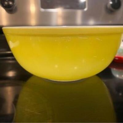 Vintage 404 Pyrex mixing bowL