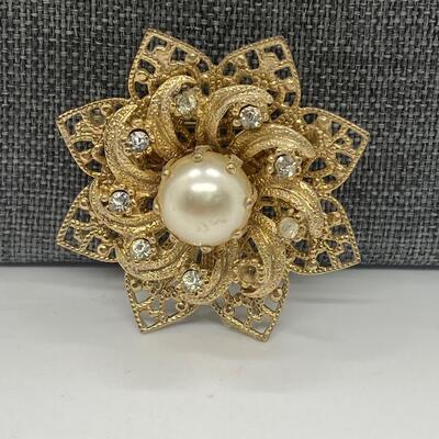 LOT 5: Goldtone and Pearl Fashion Jewelry