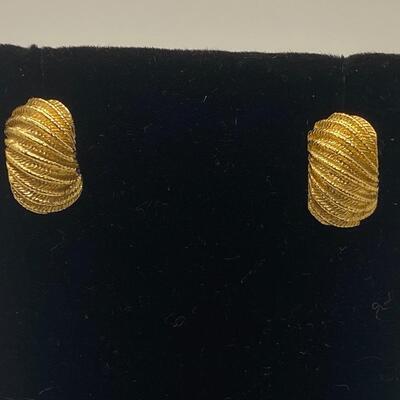 LOT 17: Fun Vintage Goldtone Brooches and a pair of pierced earrings