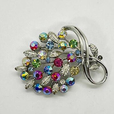 LOT 32: Vintage Brooches, Hairclips, Screwback Earrings