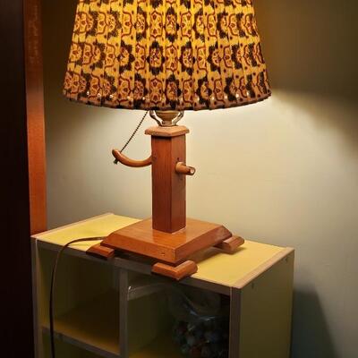 Very cute vintage lamp 17 inches high