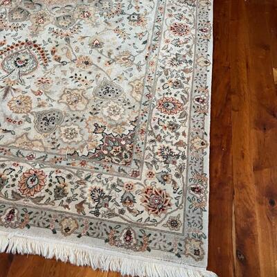 Beautiful Woven Rug wool Light colors