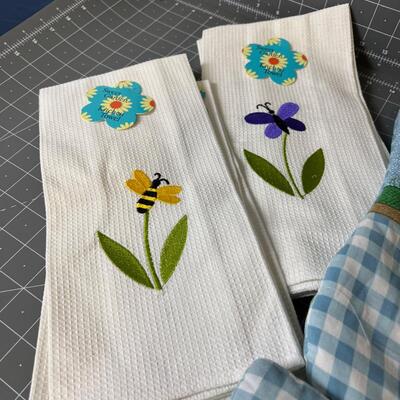 NEW Dish Towels and Oven Mitt's Spring 