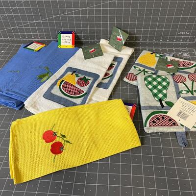NEW Dish Towels and Oven Mitt's Fruits and Vegies 