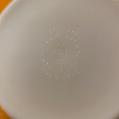 K2   4 Pyrex bowls, bowls have some scratches on the outside.