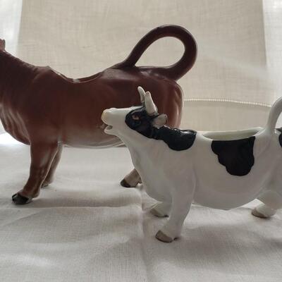 2 vintage Cow creamers.
