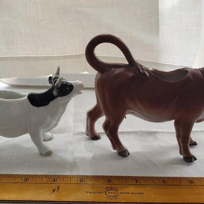 2 vintage Cow creamers.