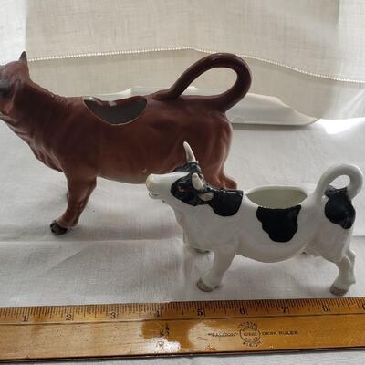 2 vintage Cow creamers.