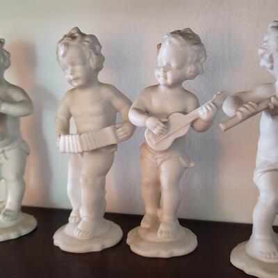 4 porcelain musicians, 5" tall