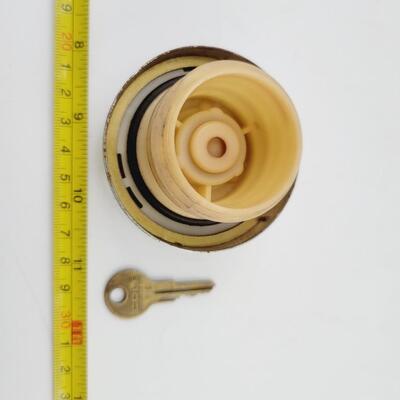 LOCKING W/ KEY GAS TANK LID